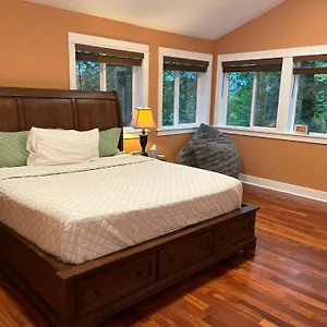 Serene Oasis Getaway With Sauna And A Swim Spa. Holiday home Portland